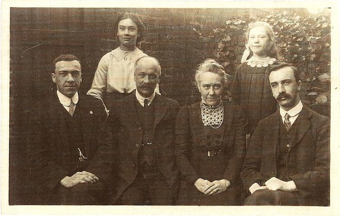 Herbert and Jane Watts (née Jane Lincoln) with their family.