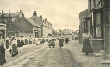 Hope Bros. Ltd factory workers on their commute home in Littleport, 1906.