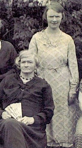 Elsie Claydon (née Dewsbury) standing beside her mother Mahala in 1925