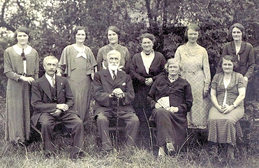 Henry James Dewsbury and Mahala Randall with their children in 1925. Photo: John Kent/Julie Claydon.