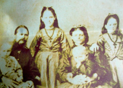 Thomas Yarrow with his first wife Catherine and their children in India, crica 1870.
